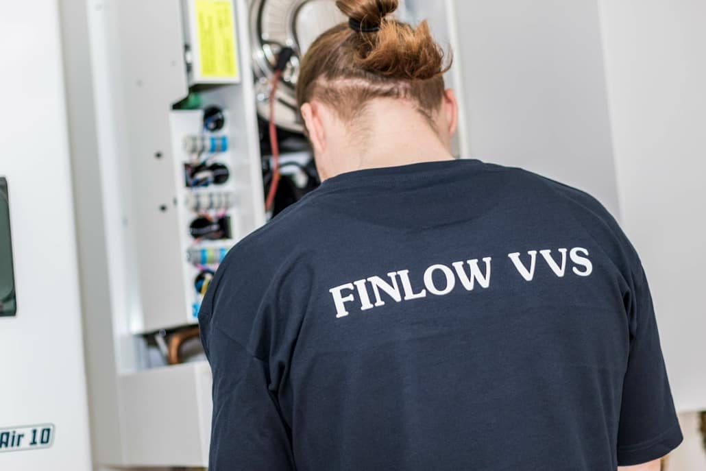 Finlow VVS medarbejder med ryggen til