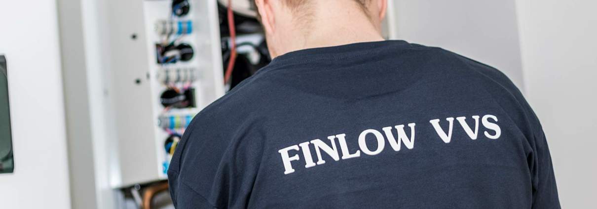 Finlow VVS medarbejder med ryggen til