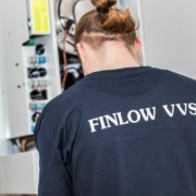 Finlow VVS medarbejder med ryggen til
