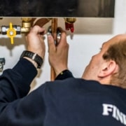 Medarbejder fra Finlow VVS arbejder