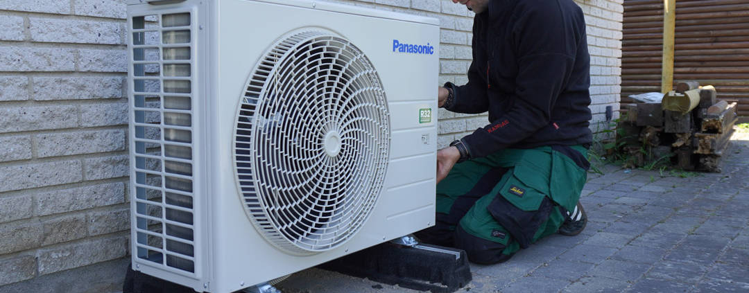 Effektiv medarbejder monterer