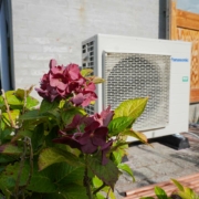 Hvid varmepumpe hos privat bolig