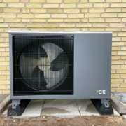 Varmepumpe i grå