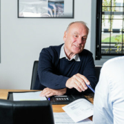 Underskrivelse af kontrakt med kunde
