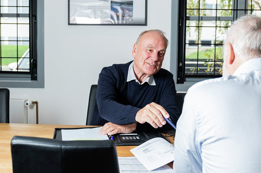 Underskrivelse af kontrakt med kunde
